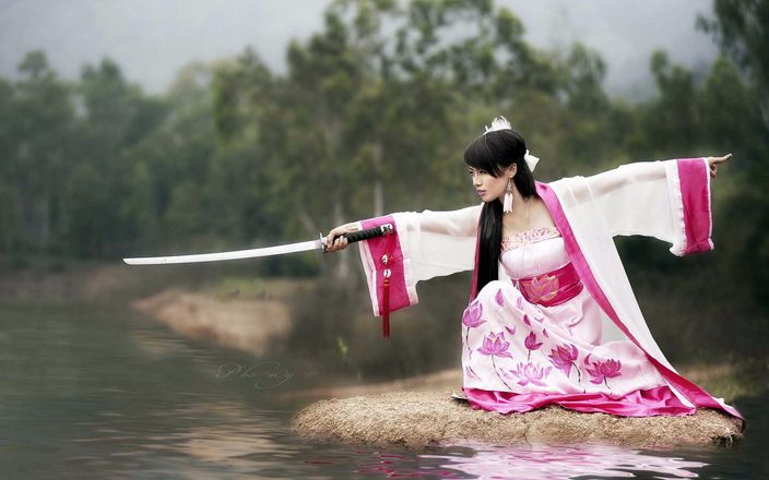 katana donna al fiume.jpg katana donna al fiume.jpg